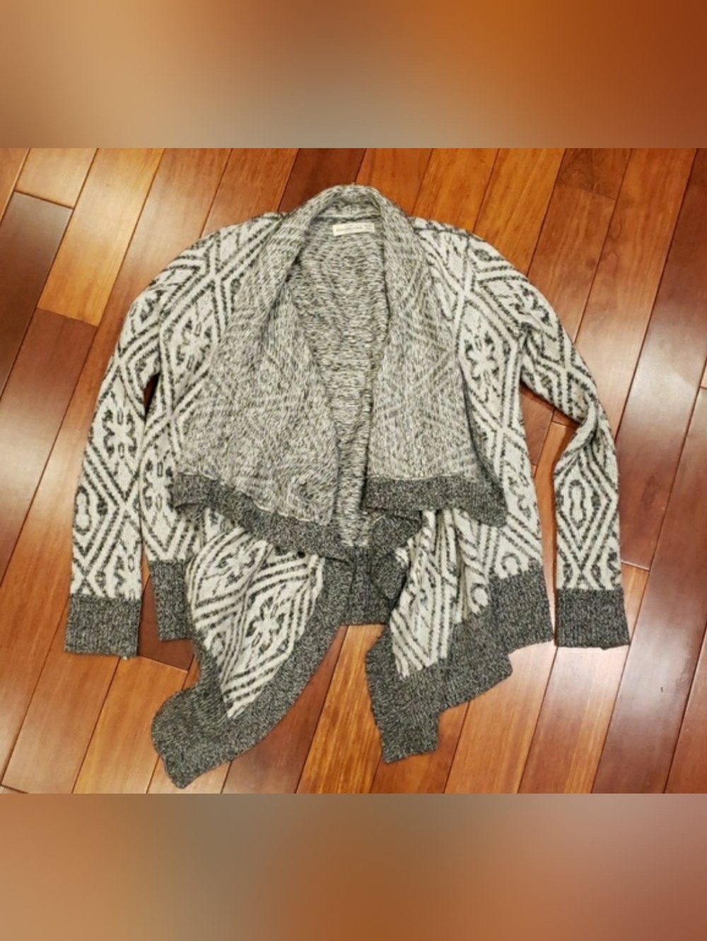 Abercrombie & Fitch cardigan. White and gray pattern. Women's size S XS
